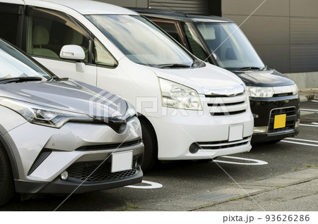 駐車場に止められた自動車 駐車場に止められた自動車 93626286