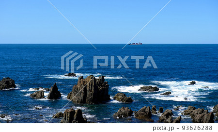 入道崎沖を航行する貨物船　秋田県男鹿半島 93626288