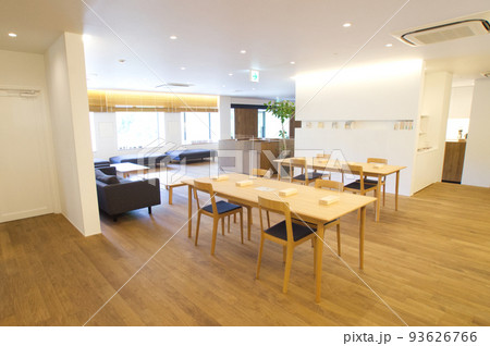 明るいホテルのロビー 93626766