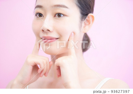 肌の状態を確かめる女性 肌の状態を確かめる女性 93627397