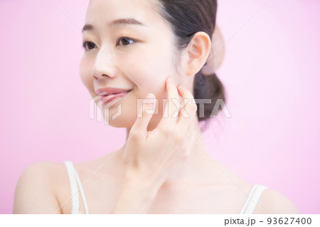 肌の状態を確かめる女性 93627400