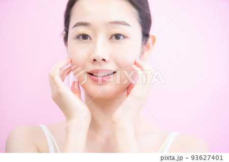 肌の状態を確かめる女性 93627401