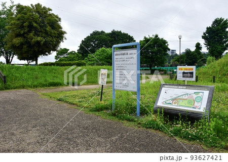 相模原市立史跡田名向原遺跡公園の野外展示と新緑 相模原市立史跡田名向原遺跡公園の野外展示と新緑 93627421