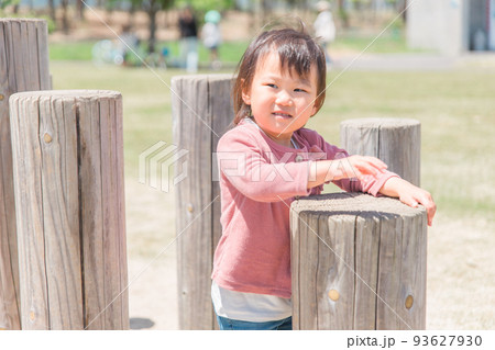 公園の木の遊具を使って遊ぶ子供（女の子） 93627930