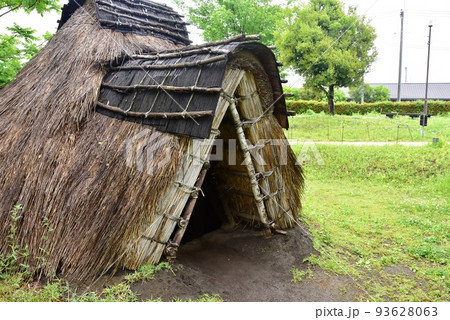 相模原市立史跡田名向原遺跡公園の野外展示（縄文時代竪穴住居）と新緑 93628063
