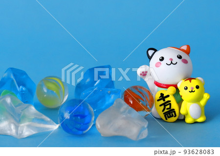 ネコとトラの置物 93628083