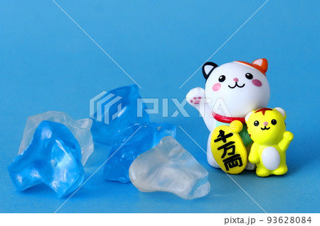 ネコとトラの置物 ネコとトラの置物 93628084