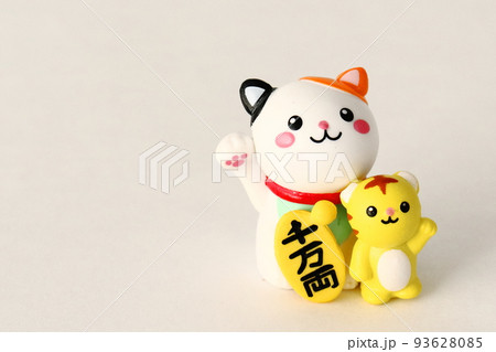 ネコとトラの置物 ネコとトラの置物 93628085