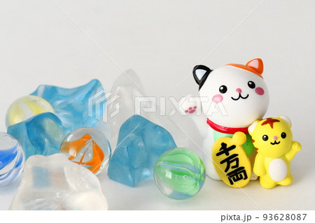 ネコとトラの置物 93628087