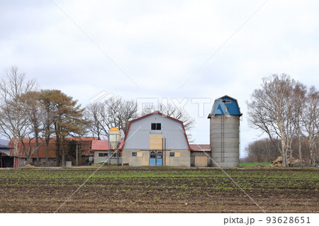 北海道　日高地方　牧場のある風景 93628651