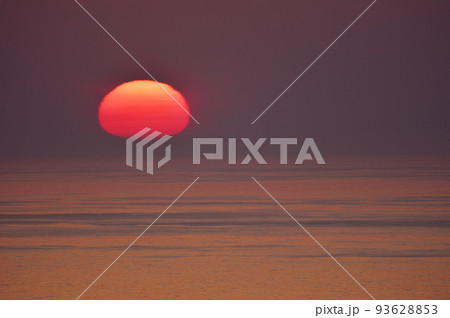 知床の海に涼む夕日（北海道） 93628853