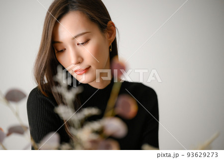 うつむく女性 うつむく女性 93629273