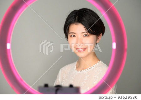 リングライトでライブ配信するライバーのイメージ リングライトでライブ配信するライバーのイメージ 93629530