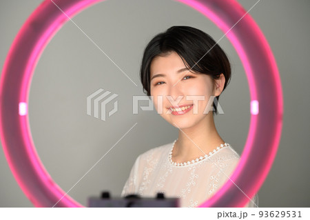 リングライトでライブ配信するライバーのイメージ 93629531