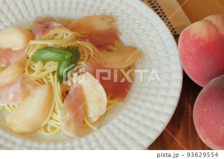 桃と生ハムのパスタ 93629554