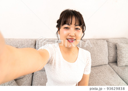 自宅で自撮りする若い女性 自宅で自撮りする若い女性 93629838