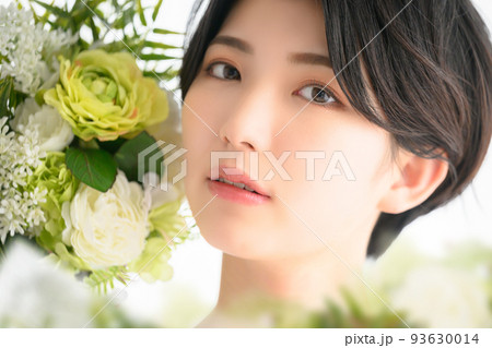 綺麗なお花に囲まれた女性 ウェディングなどにも 綺麗なお花に囲まれた女性 ウェディングなどにも 93630014
