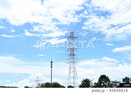 大空にそびえたつ送電鉄塔 大空にそびえたつ送電鉄塔 93630818