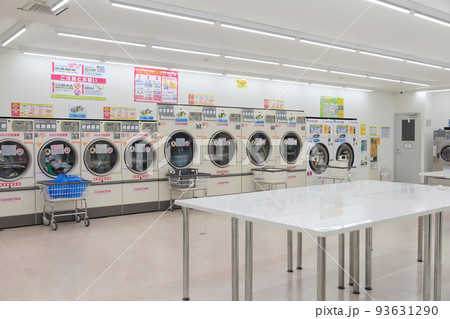 コインランドリーに並ぶ洗濯機 コインランドリーに並ぶ洗濯機 93631290