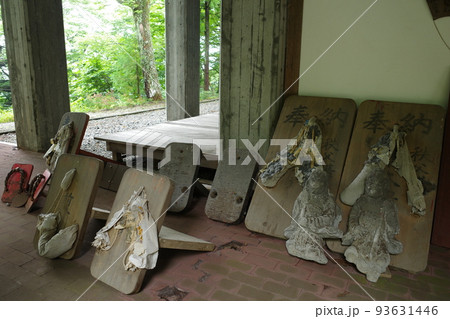 迦葉山弥勒寺の境内にある様々な大きさの天狗下駄 迦葉山弥勒寺の境内にある様々な大きさの天狗下駄 93631446