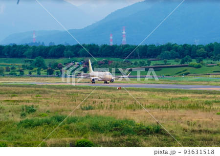松本空港　着陸した飛行機 93631518