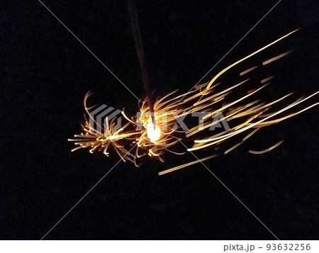 線香花火の火花の写真素材 [93632256] - PIXTA