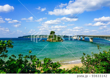 古宇利島と沖縄本島を結ぶ古宇利大橋 93633142