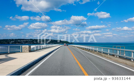 古宇利島と沖縄本島を結ぶ古宇利大橋 古宇利島と沖縄本島を結ぶ古宇利大橋 93633144