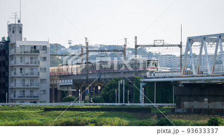 多摩川河川敷を走る京王線 93633337
