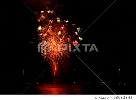 夏の終わりの風物詩　花火 93633342