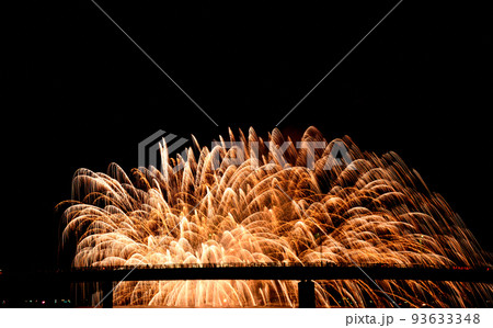 夏の終わりの風物詩　花火 93633348