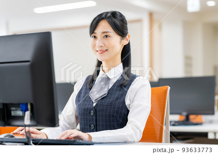 オフィスで事務作業をするビジネスウーマン　 93633773