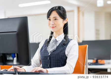 オフィスで事務作業をするビジネスウーマン オフィスで事務作業をするビジネスウーマン 93633774