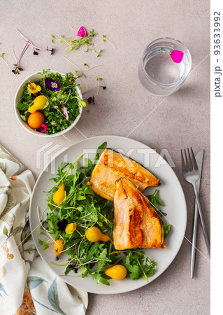 Salad and fried char 93633992