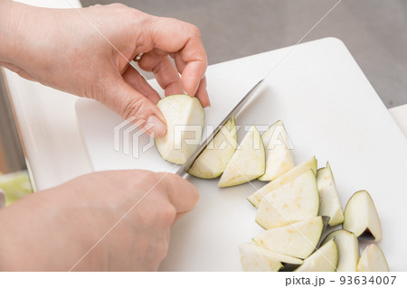 【ミドル主婦が三徳包丁で茄子を乱切り】 93634007