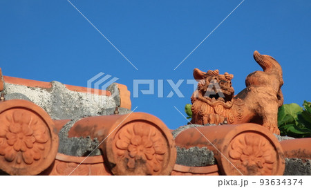 屋根の上シーサー 93634374