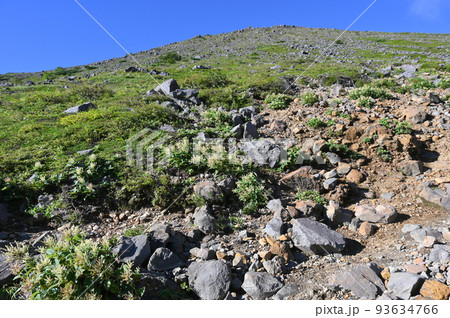 栃木県那須登山道から茶臼岳を見た風景 93634766