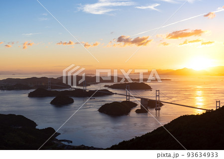 愛媛県瀬戸内海大島の亀老山展望公園から見た日没のしまなみ海道と来島海峡 愛媛県瀬戸内海大島の亀老山展望公園から見た日没のしまなみ海道と来島海峡 93634933