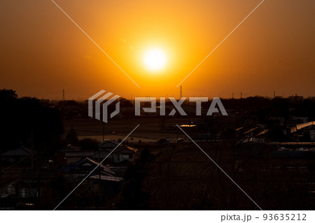 街を照らす真っ赤な夕日 街を照らす真っ赤な夕日 93635212