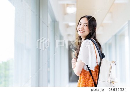 若い大学生の女の子 93635524