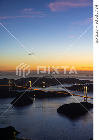 夏の愛媛県瀬戸内海大島の亀老山展望台公園から見た日没のしまなみ海道と来島海峡大橋 93635784