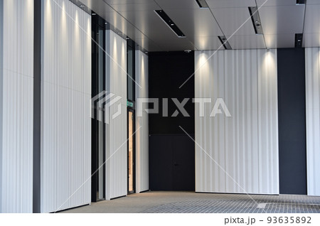 ビル入り口の風景 93635892