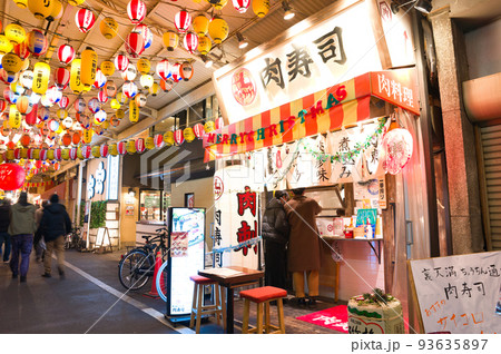 【大阪府】12月・裏天満ちょうちん通り、天満市場 93635897