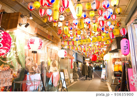 【大阪府】12月・裏天満ちょうちん通り、天満市場 93635900