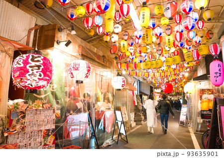 【大阪府】12月・裏天満ちょうちん通り、天満市場 93635901