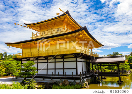 真夏の京都で見た、黄金に輝く金閣寺と背景の青空 真夏の京都で見た、黄金に輝く金閣寺と背景の青空 93636360