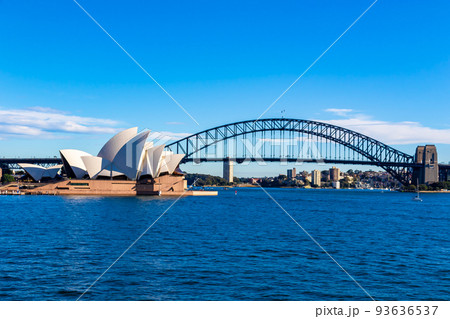 朝のオーストラリア・シドニーで見た、オペラハウスやハーバーブリッジ周辺の風景と快晴の青空 朝のオーストラリア・シドニーで見た、オペラハウスやハーバーブリッジ周辺の風景と快晴の青空 93636537
