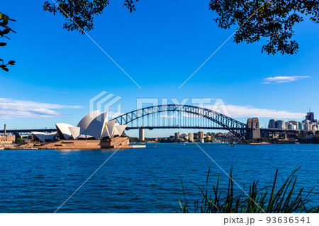 朝のオーストラリア・シドニーで見た、オペラハウスやハーバーブリッジ周辺の風景と快晴の青空 93636541