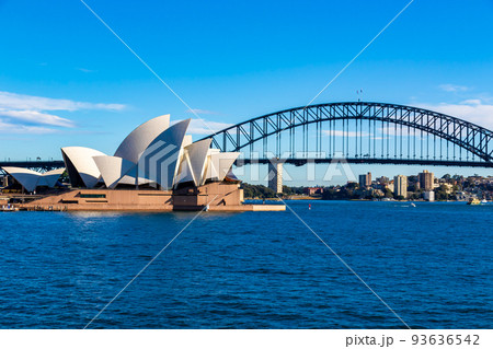 朝のオーストラリア・シドニーで見た、オペラハウスやハーバーブリッジ周辺の風景と快晴の青空 93636542