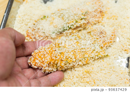 アジフライの仕込み 93637429